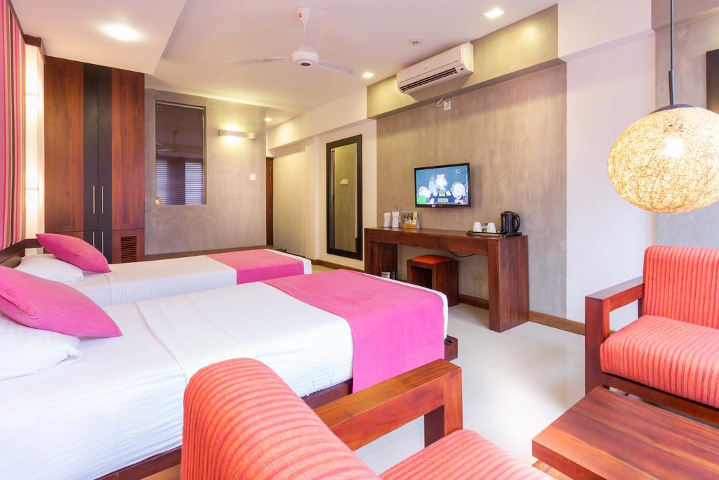 Hotel Topaz Kandy Esterno foto